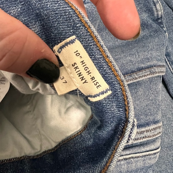 Madewell medium wash denim in 10” hi-rise skinny with frayed hem. Size 37. - Picture 2 of 3